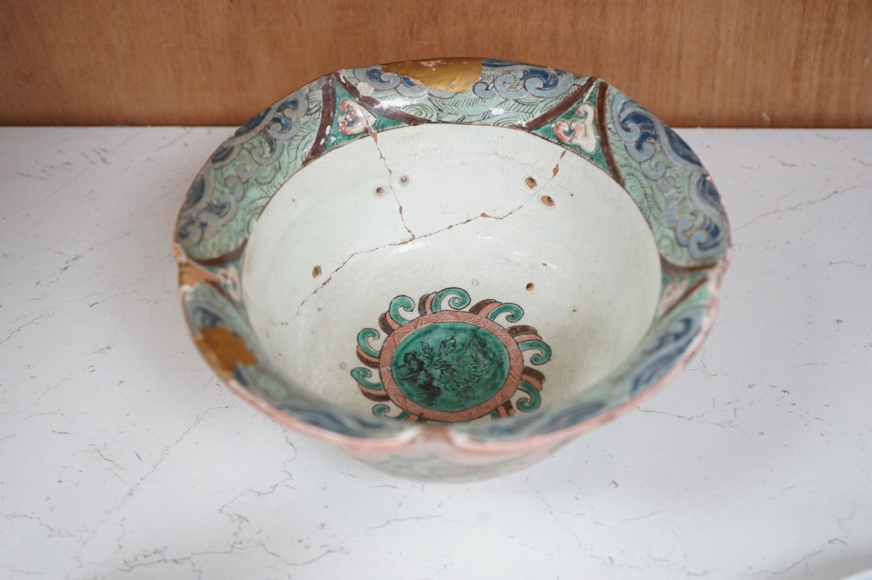 An 18th century Chinese Export famille rose plate together with other Chinese and Japanese items. Condition - varies